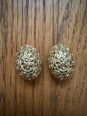 Vintage Gold Floral Filigree Oval Clip-On Earrings - nice! 😊 👀